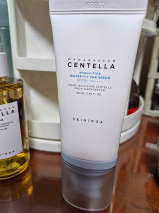 [스킨1004] 마다가스카르 센텔라 히알루-시카 워터핏 선세럼 50ml — 5점을 준 리뷰어가 2024년 5월 올린 사용 사진