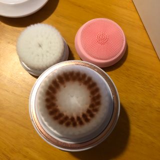 디하우트 랩 디하우트랩 클렌징 피부관리기 진동클렌저 실리콘+2종 인조모 브러시 — 4점을 준 리뷰어가 2021년 11월 올린 사용 사진