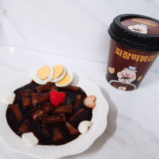 유비쿡 컵떡볶이 매운컵떡볶이2개/ 짜장컵떡볶이 2개  총 4개세트 — 5점을 준 리뷰어가 2021년 2월 올린 사용 사진