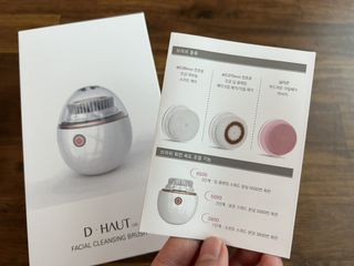 디하우트 랩 디하우트랩 클렌징 피부관리기 진동클렌저 실리콘+2종 인조모 브러시 — 5점을 준 리뷰어가 2021년 11월 올린 사용 사진