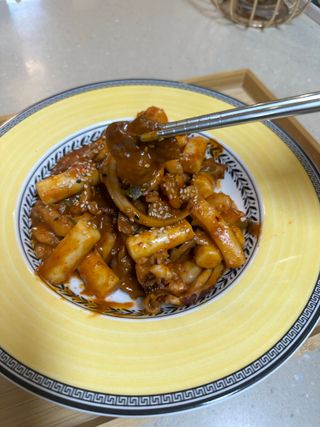 화끈한녀석들 새오똥400g 새우,오징어,똥집 볶음요리 소스,밀떡, 참기름 포함 — 5점을 준 리뷰어가 2022년 12월 올린 사용 사진