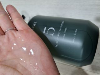 르핸스 퍼포밍 5 샴푸 비반트 포렛/베티버 포그 — 5점을 준 리뷰어가 2022년 12월 올린 사용 사진