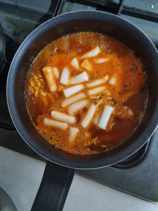 더밥  고추마녀 라볶이 +  나이스미 무설탕 현미후레이크 — 5점을 준 리뷰어가 2021년 10월 올린 사용 사진