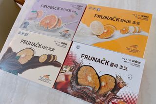 프루낵 제주감귤 초코12봉입 4종(화이트초코,다크초코,요구르트초코,콜라초코)  57.6g(4.8g*12봉입) — 5점을 준 리뷰어가 2022년 10월 올린 사용 사진