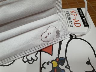 JHWORLD 스누피 마스크 정품 스누피 KF-AD 국내 비말차단 아동용 성인용 일회용 덴탈마스크 50매 — 4점을 준 리뷰어가 2021년 6월 올린 사용 사진