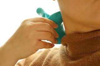 힐니스북 [힐마이넥]   거북목 통증완화를 위한 휴대용 목 안마기 — 5점을 준 리뷰어가 2023년 1월 올린 사용 사진