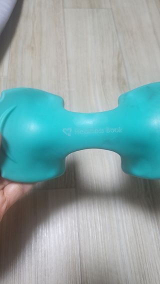 힐니스북 [힐마이넥]   거북목 통증완화를 위한 휴대용 목 안마기 — 5점을 준 리뷰어가 2023년 1월 올린 사용 사진