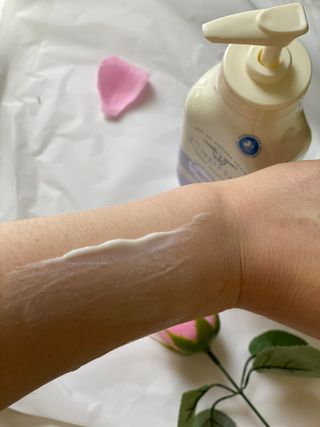 카프리나 산양밀크 모이스춰라이징 바디로션 350ml(라벤더향) — 5점을 준 리뷰어가 2023년 5월 올린 사용 사진