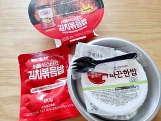 [서울시스터즈] CU 김치 4총사 세트-김치볶음밥, 김치큐브닭, 김치바삭김, 김치아몬드 — 3점을 준 리뷰어가 2021년 10월 올린 사용 사진