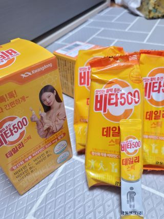 광동생활건강 [제니에디션] 비타500데일리스틱 gift set 60포+제니굿즈 3종+쇼핑백 — 5점을 준 리뷰어가 2021년 11월 올린 사용 사진
