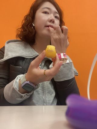 틱톡 [후르디아] 튼입술해결템 올리브영 블루베리 하이드레이팅 허니 립밤 — 4점을 준 리뷰어가 2023년 12월 올린 사용 사진