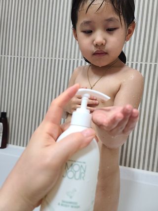 토박스코리아 몽쥬르 유아 샴푸앤워시 300ml — 5점을 준 리뷰어가 2021년 5월 올린 사용 사진