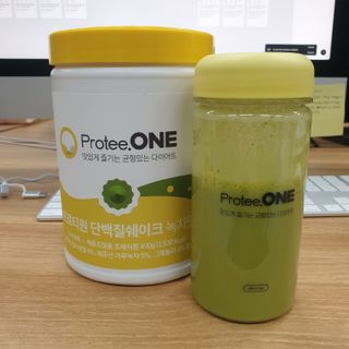 프로티원 단백질쉐이크 녹차맛 2주분 1통+보틀 — 4점을 준 리뷰어가 2021년 5월 올린 사용 사진