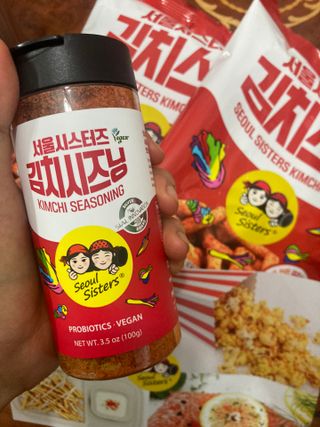 [서울시스터즈] 김치시즈닝 국내 최초 뿌려먹는 김치파우더 100g 1개+ 신제품 김치스낵 90g 2개 — 3.5점을 준 리뷰어가 2021년 8월 올린 사용 사진