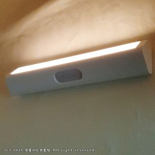 아카라 어두울 때만 켜지는 스마트 무선 센서등 — 5점을 준 리뷰어가 2021년 11월 올린 사용 사진