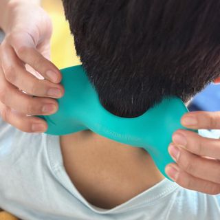 힐니스북 [힐마이넥]   거북목 통증완화를 위한 휴대용 목 안마기 — 5점을 준 리뷰어가 2022년 12월 올린 사용 사진