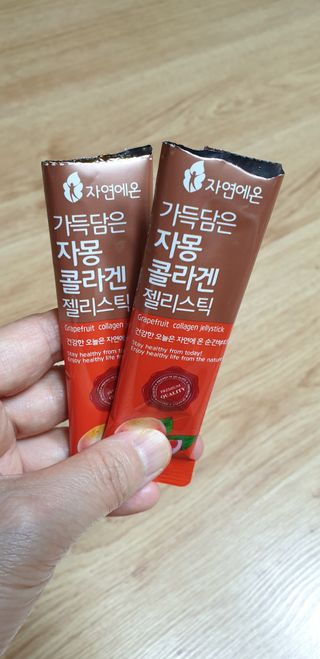 자연에온 핑크 자몽 착즙 100mL 10개입 1BOX +가 득담은 자몽 콜라겐 젤리스틱 1BOX — 5점을 준 리뷰어가 2021년 7월 올린 사용 사진