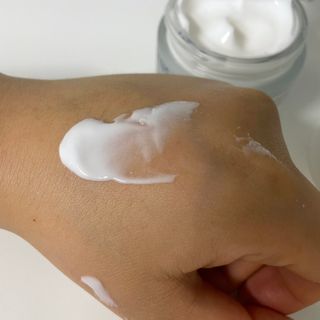 산수시 아쿠아 베네핏 24h 수부지 물광 속건조 수분크림 50ml — 3.5점을 준 리뷰어가 2021년 6월 올린 사용 사진