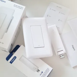 아카라 조명 스위치를 누워서 끄는 방법 (스마트 조명 스위치 2구 + 무선 리모트 스위치 1구 T1, 스마트 허브 E1) — 5점을 준 리뷰어가 2022년 1월 올린 사용 사진