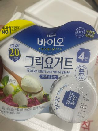 매일바이오 그릭요거트 오리지널 플레인 4개, 로스터리 커피믹스 4개 — 5점을 준 리뷰어가 2021년 12월 올린 사용 사진