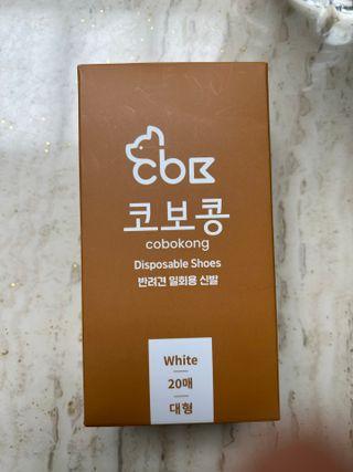 코보콩 에어슈즈 강아지 일회용 신발 소용량 패키지 20매 초경량  미끄럼방지 실내외 겸용 — 4점을 준 리뷰어가 2022년 2월 올린 사용 사진