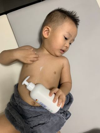 mom e 맘이 내추럴 베이비 케어 샴푸앤바스+로션 — 5점을 준 리뷰어가 2021년 1월 올린 사용 사진