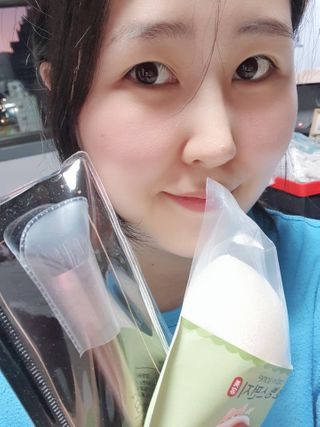 [툴앤썸] 메이크업 브러시로 바르고 호빵 스펀지로 클렌징하는 A-Z 뷰티툴 5종 — 5점을 준 리뷰어가 2021년 1월 올린 사용 사진