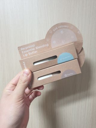[후르디아] 올리브영 착한보습 비건 립버터 2종 — 5점을 준 리뷰어가 2022년 12월 올린 사용 사진