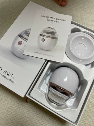 디하우트 랩 디하우트랩 클렌징 피부관리기 진동클렌저 실리콘+2종 인조모 브러시 — 5점을 준 리뷰어가 2021년 11월 올린 사용 사진