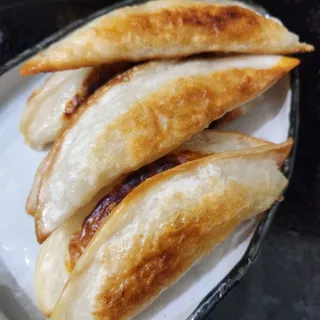 (주)성경순만두 곤약만두.콘치즈만두,삼각당면만두,당면 야끼만두,대구전통 납작만두,떡뽁이 매콤소스,달콤소스 — 5점을 준 리뷰어가 2023년 4월 올린 사용 사진