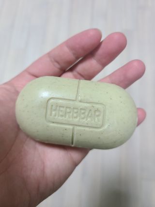 제이제이바이오 허브마사지바 올인원 알약비누 — 4점을 준 리뷰어가 2021년 11월 올린 사용 사진