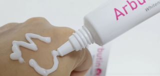 이엔코스 알부틴 알파 화이트닝크림 — 5점을 준 리뷰어가 2021년 2월 올린 사용 사진