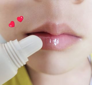 [후르디아] 올리브영 착한보습 비건 립버터 2종 — 5점을 준 리뷰어가 2023년 1월 올린 사용 사진