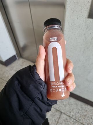 BLENDY'S 핑크 스무디+블론디 스무디 — 5점을 준 리뷰어가 2021년 12월 올린 사용 사진