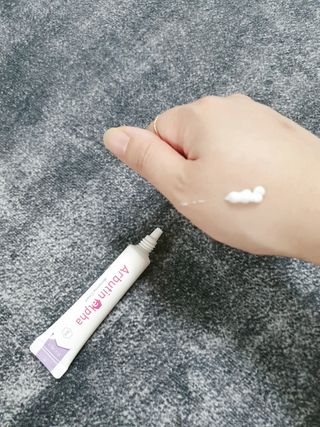 이엔코스 알부틴 알파 화이트닝크림 — 5점을 준 리뷰어가 2021년 2월 올린 사용 사진