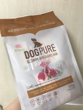 도그퓨어 피부와모질/혼합유산균/글루코사민 유기농 로스팅 사료 — 5점을 준 리뷰어가 2021년 9월 올린 사용 사진