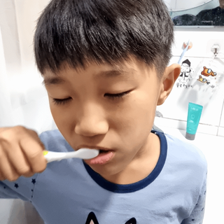 치과에서 쓰는 치약 _ 라벨제로 저불소 꼬마, 키즈, 유아, 베이비, 주니어 안전한 어린이치약 — 5점을 준 리뷰어가 2022년 11월 올린 사용 사진