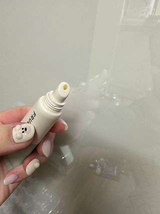 [후르디아] 올리브영 착한보습 비건 립버터 2종 — 5점을 준 리뷰어가 2022년 12월 올린 사용 사진