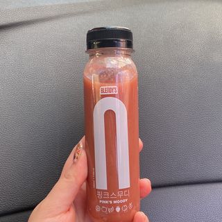 BLENDY'S 핑크 스무디+블론디 스무디 — 3점을 준 리뷰어가 2021년 9월 올린 사용 사진