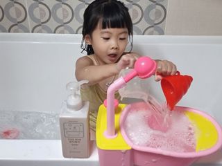 아토컴피 신생아도 사용가능한 무알러지 바디워시 & 여행키트 ( 독일 임상시험 완료 / 영유아 탑투토 워시 겸용 ) — 5점을 준 리뷰어가 2022년 9월 올린 사용 사진