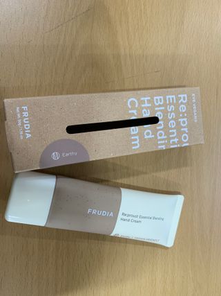 [후르디아] 끈적임 없는 착한성분 비건  핸드크림 3종 — 5점을 준 리뷰어가 2023년 12월 올린 사용 사진