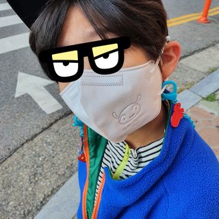 [숨그림]  덴탈마스크 짱구 우리아이 그리고 내가 쓰는 믿을수있는 케릭터 마스크  16종 — 5점을 준 리뷰어가 2021년 10월 올린 사용 사진