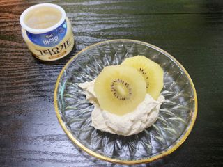 매일바이오 그릭요거트 오리지널 플레인 4개, 로스터리 커피믹스 4개 — 5점을 준 리뷰어가 2021년 12월 올린 사용 사진