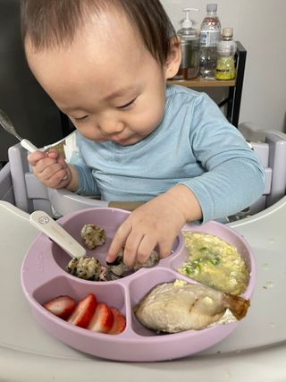 유비맘 캐릭터 실리콘 흡착 식판_색상 랜덤발송 — 5점을 준 리뷰어가 2021년 2월 올린 사용 사진