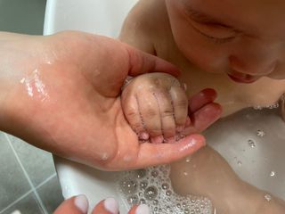 mom e 맘이 내추럴 베이비 케어 샴푸앤바스+로션 — 4.5점을 준 리뷰어가 2021년 1월 올린 사용 사진