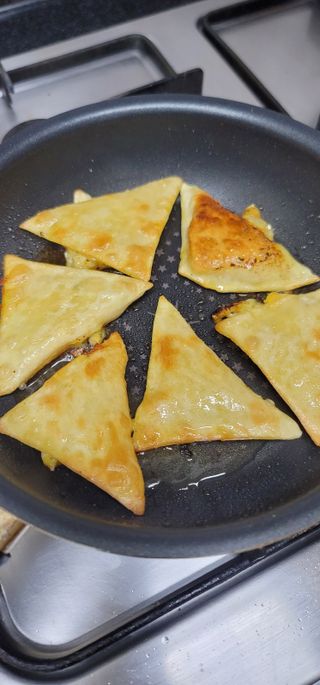 (주)성경순만두 곤약만두.콘치즈만두,삼각당면만두,당면 야끼만두,대구전통 납작만두,떡뽁이 매콤소스,달콤소스 — 5점을 준 리뷰어가 2023년 4월 올린 사용 사진