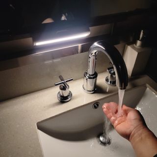 아카라 어두울 때만 켜지는 스마트 무선 센서등 — 5점을 준 리뷰어가 2021년 12월 올린 사용 사진