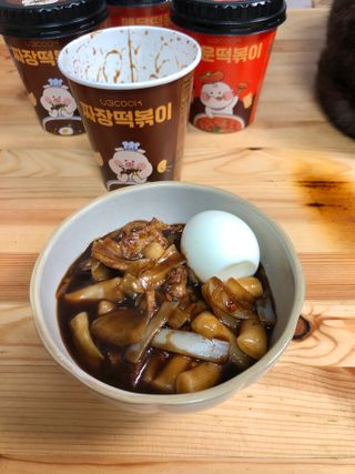 유비쿡 컵떡볶이 매운컵떡볶이2개/ 짜장컵떡볶이 2개  총 4개세트 — 4점을 준 리뷰어가 2021년 3월 올린 사용 사진