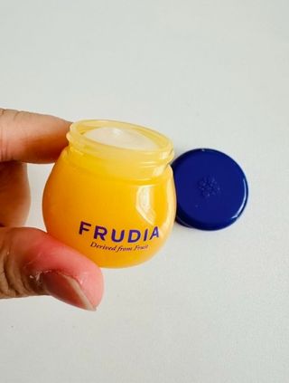 틱톡 [후르디아] 튼입술해결템 올리브영 블루베리 하이드레이팅 허니 립밤 — 5점을 준 리뷰어가 2023년 12월 올린 사용 사진