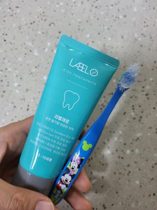 치과에서 쓰는 치약 _ 라벨제로 저불소 꼬마, 키즈, 유아, 베이비, 주니어 안전한 어린이치약 — 5점을 준 리뷰어가 2023년 1월 올린 사용 사진